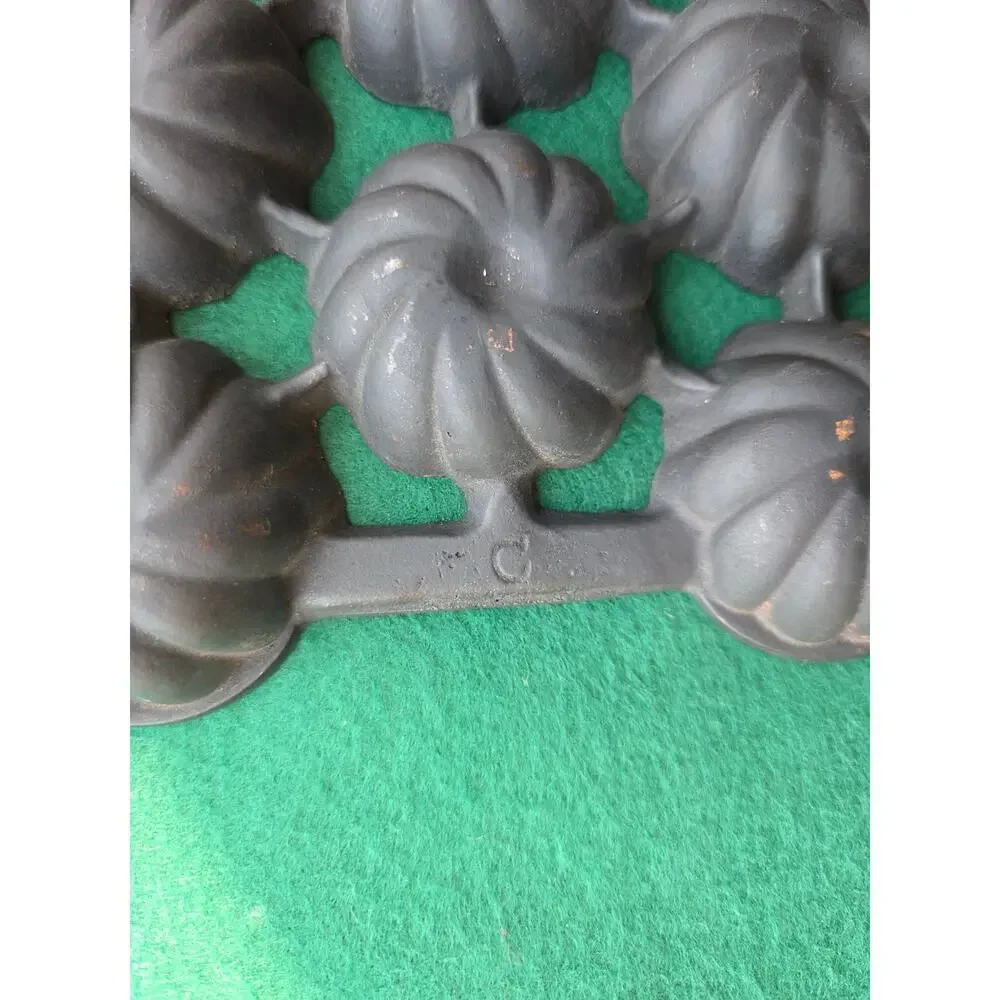 Vintage Wagner Cast Iron Turks Head Muffin Pan C